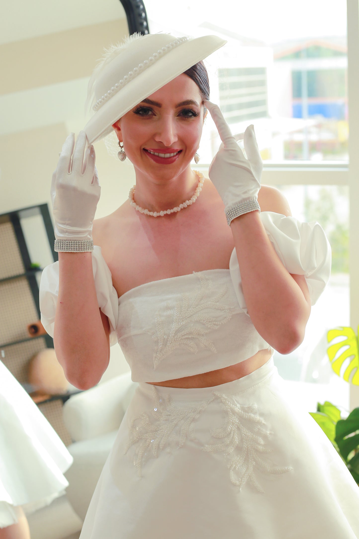 Saten İncili Model Şapka Kırık Beyaz