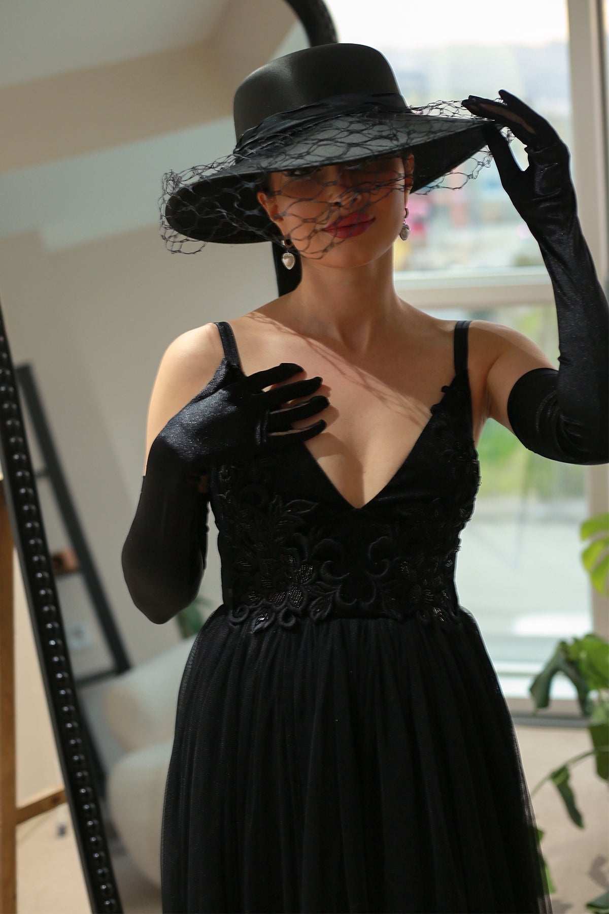 Önü Tüllü Saten Şapka Siyah