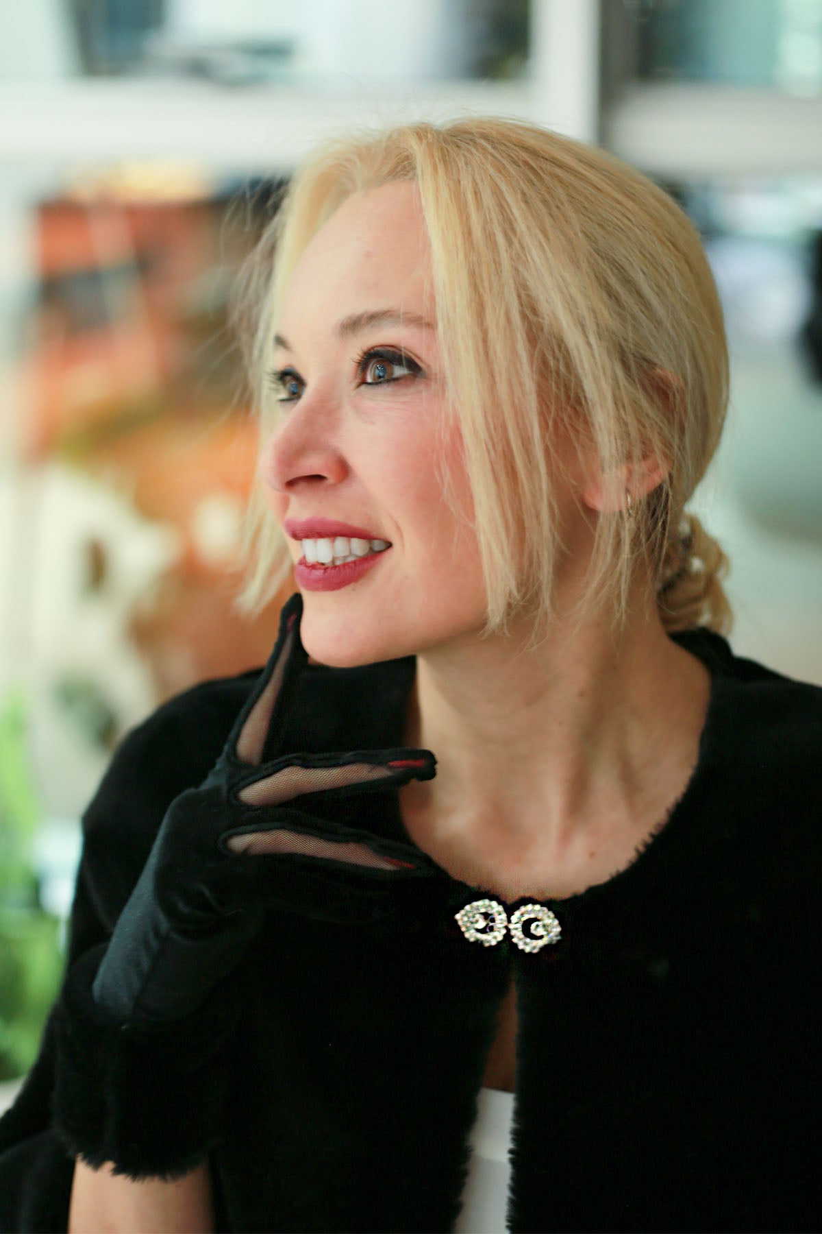 Uzun Broşlu Kürk Etol Ve Kadife Kürklü Eldiven Kombin