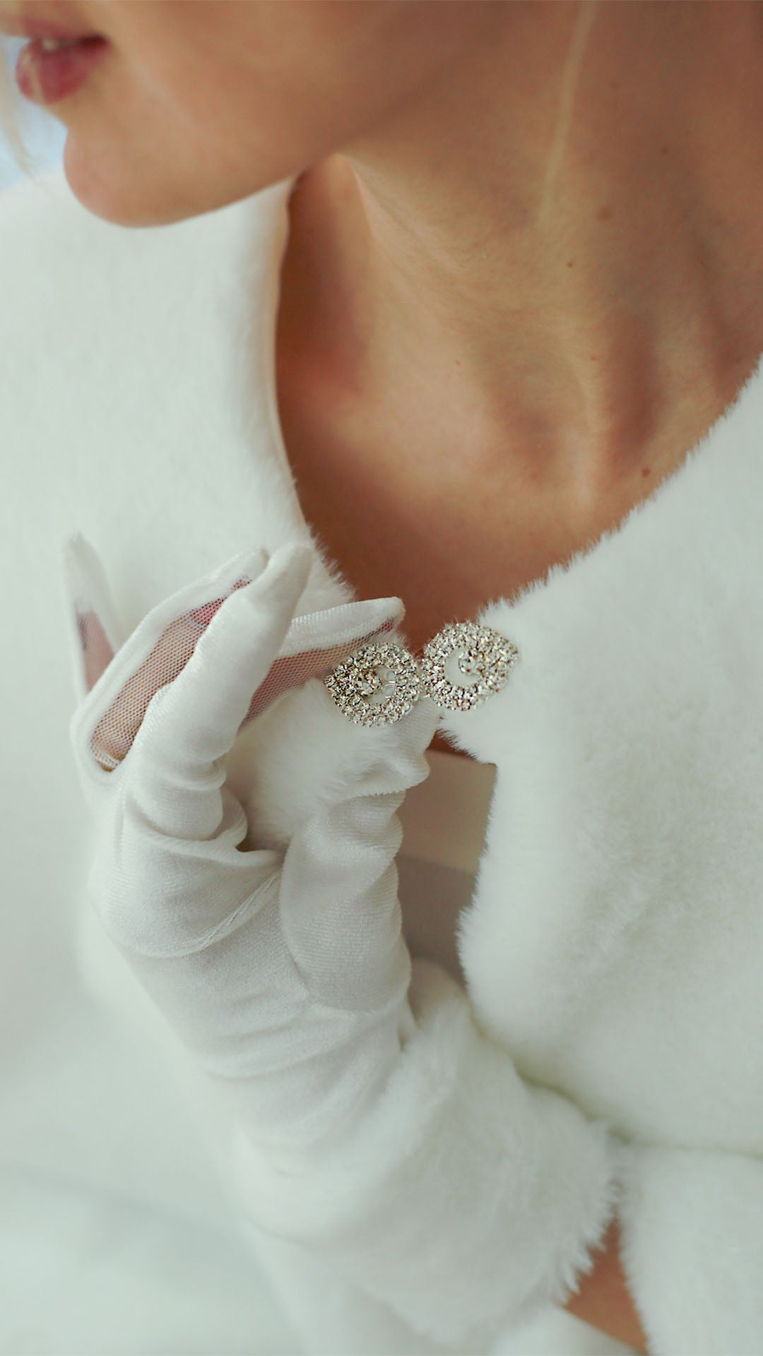 Uzun Broşlu Kürk Etol Ve Kadife Kürklü Eldiven Kombin